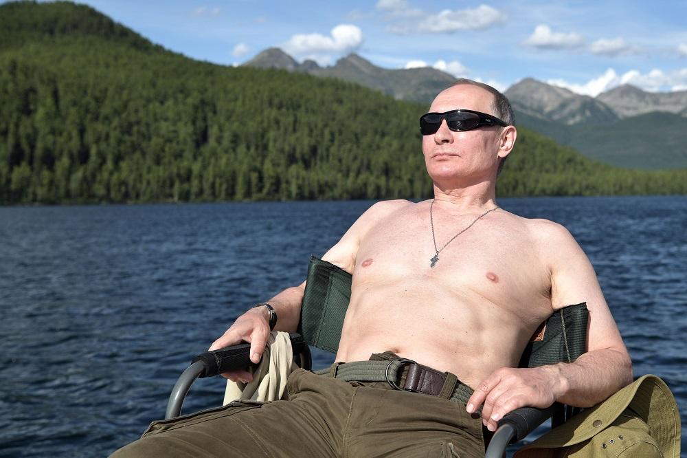 Putin senza camicia